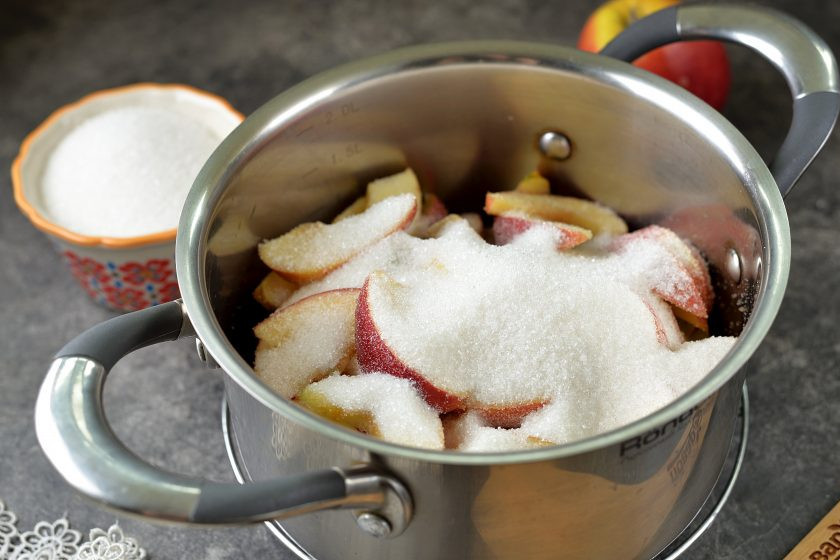 1. Этап. Варенье из яблок быстрое и живое: Отмерьте необходимое количество сахара на кухонных весах, дайте яблокам постоять пару часов под сахаром, они должны пустить немного сока.