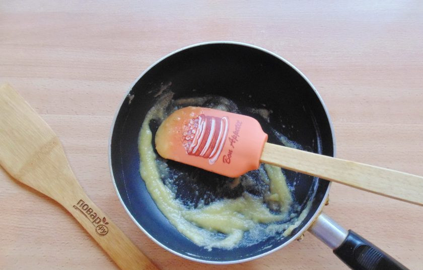 1. Этап. Соус Субиз: На небольшом огне перемешайте масло с мукой до однородной консистенции.