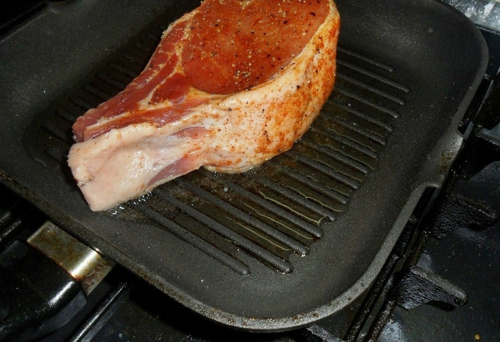 1. Этап. Балык на кости: Обжарьте мясо на сковороде-гриль, по 10 минут с каждой стороны. Далее переложите балык на противень и запекайте в духовке 25 минут, температура 180 градусов.