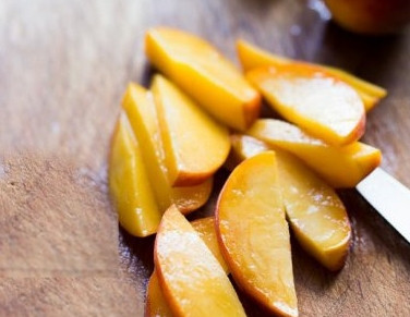 1. Этап. Сангрия с красным вином: 1. Возьмите все фрукты, хорошенько промойте их. Цитрусовые нарежьте небольшими кружочками, чтобы они имели привлекательный вид. Из яблок вырежьте сердцевину, порежьте фрукты небольшими дольками. Разделите на несколько равных частей.