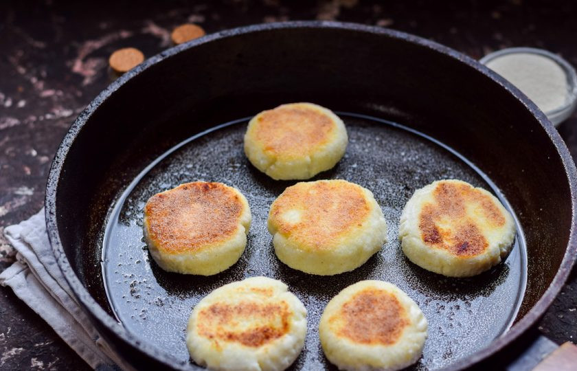 1. Этап. Сырники без муки и яиц: Жарьте сырники с обеих сторон по 3-4 минуты. Готовые сырники подавайте к столу.