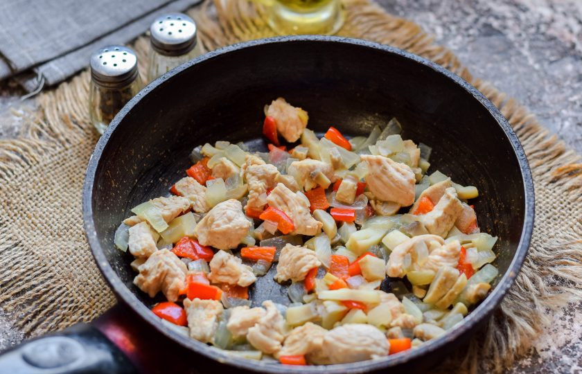 1. Этап. Киноа с индейкой: В сковороде прогрейте немного масла, выложите овощи и индейку, готовьте на небольшом огне, помешивая, 10 минут.