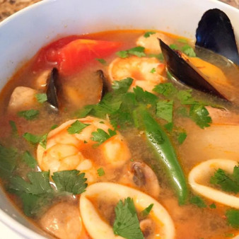 Суп с морепродуктами на овощном бульоне