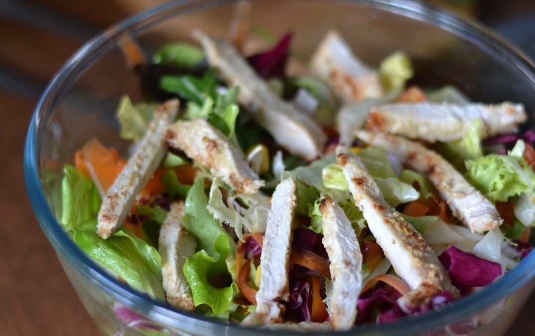 1. Stage. Bright salad with dressing: Add the cooled chicken meat. Stir gently!