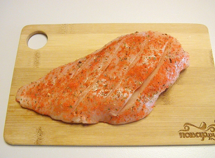 1. Этап. Куриное филе под грибным соусом: Куриное филе обваляйте в специях: соль, паприка, прованские травы. Сделайте ножом не слишком глубокие надрезы, чтобы мясо имело аппетитный вид и быстро прожарилось.