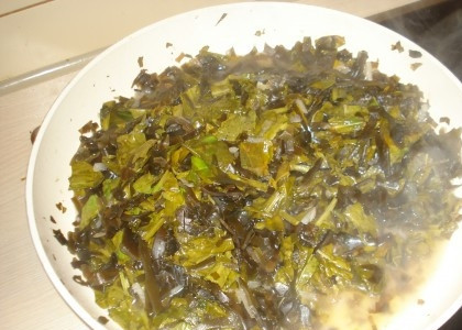 1. Этап. Щи из морской капусты: 4. Бульон процедите (отлейте около 100 мл.), снова отправьте на огонь и доведите до кипения. Картофель очистите, нарежьте и отправьте вариться на среднем огне. Щавель вымойте, измельчите и вместе с капустой отправьте на сковороду с высокими бортами или в сотейник. Залейте бульоном и тушите 3-5 минут.