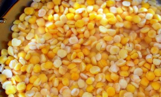 1. Этап. Гороховая каша с луком: Замочите горох на ночь в воде, затем промойте его и поставьте вариться (до состояния разваривания). Если жидкость выкипит, можно добавить горячей воды. Готовую кашу нужно немного размять толкушкой в пюре.