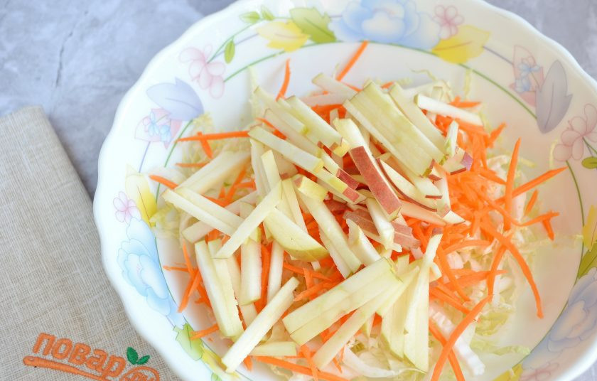 1. Этап. Легкий зимний салат: 5. Если у яблока жесткая кожура, ее нужно снять, удалите сердцевинку, порежьте яблоко соломкой, сбрызните лимонным соком.