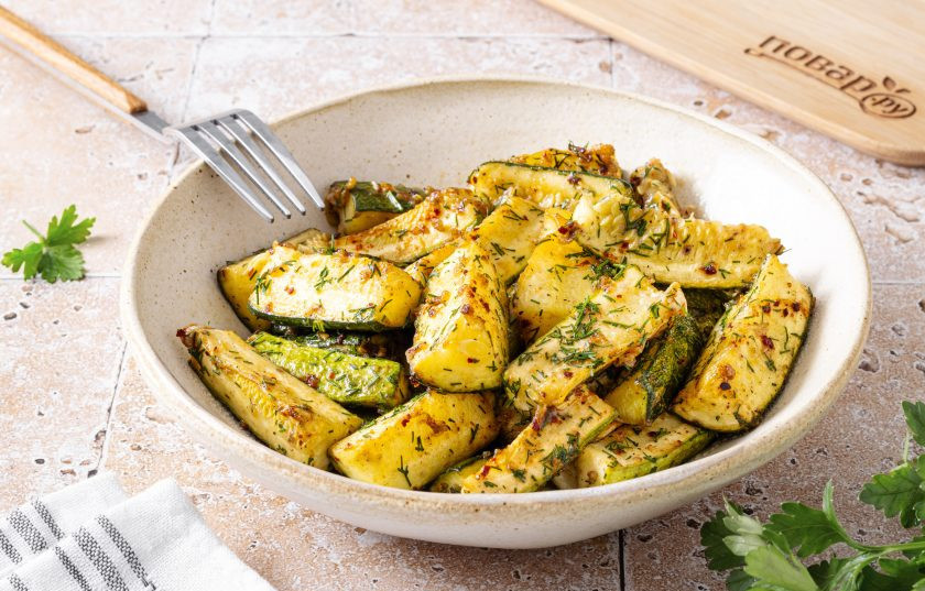 1. Этап. Кабачки с чесноком в духовке: Перед подачей можно добавить мелко порезанную зелень. Кабачки с чесноком в духовке готовы, приятного вам аппетита!