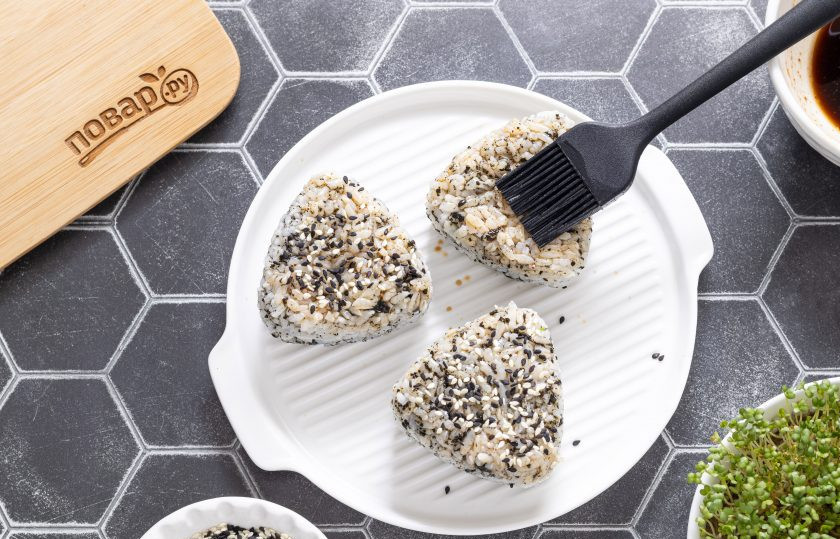 1. Этап. Яки онигири: Смажьте рисовые треугольники получившимся соусом и присыпьте кунжутом.