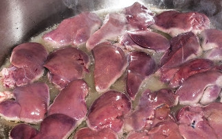 1. Этап. Печень индейки с яблоками: Обжаривайте печень на курином жиру до тех пор, пока кровь перестанет выделяться.