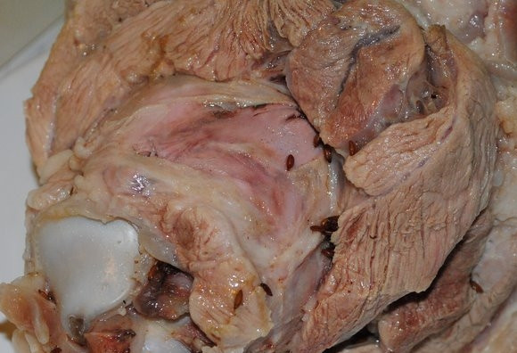 1. Этап. Свиная рулька по-немецки: Рульку немного остудите. Чеснок пропустите через чеснокодавилку. Сделайте на рульке надрезы.