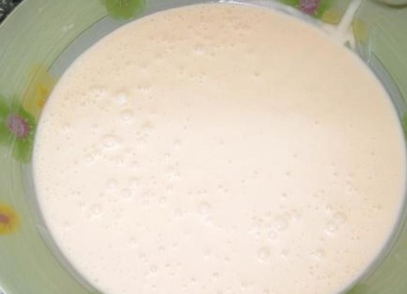 1. Этап. Блины творожные: Затем влейте молоко, постоянно помешивая. Внесите гашенную уксусом соду и муку. Замешайте тесто без комочков. Оставьте его на 30 минут.