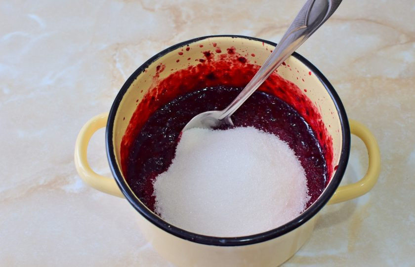 1. Этап. Конфитюр из черной смородины: К измельченным ягодам добавьте сахар. Поставьте на огонь и доведите до кипения. Помешивайте, чтобы сахар растворился.