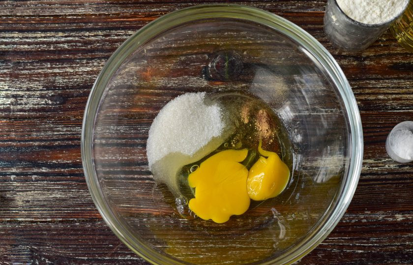 1. Этап. Морковные пряники: В миску вбейте яйцо, выложите мед, добавьте сахар и специи. Перемешайте.