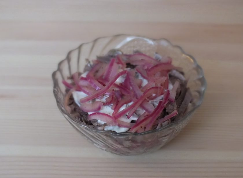 1. Этап. Салат Мужские слезы с говядиной: Повторите слои: говядина, майонез, лук.