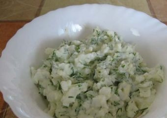 1. Этап. Сырные трубочки с острой начинкой: 1. Яйца кладу в кастрюлю и заливаю их водой, отвариваю после закипания около 7 минут, затем помещаю их под холодную воду. Очищаю яйца и нарезаю их мелко. В миске соединяю яйца, измельченный чеснок, измельченный укроп, соль и перец, заправляю майонезом.