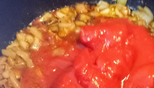 1. Этап. Таматар ки сабзи. Томатное карри: Уменьшите огонь до среднего. Добавьте томаты в собственном соку и готовьте минут 5.