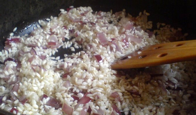 1. Этап. Ризотто весеннее с редисом: Затем добавляем рис, перемешиваем и жарим все вместе еще минут 5. Рис следует постоянно помешивать. Через 5 минут вливаем белое вино и продолжаем жарить рис, пока жидкость не испариться.