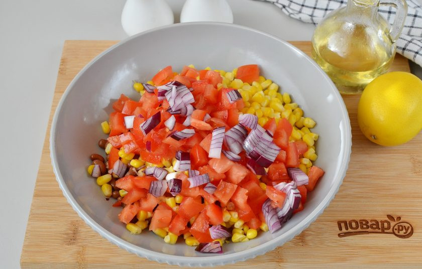 1. Этап. Овощной салат с фасолью и кукурузой: Порежьте кубиками помидор и красный лук. У томатов я семена убираю, использую только плотную часть помидора для этого салата.
