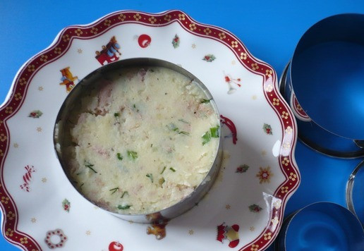 1. Этап. Елка из овощей и тунца: Приготовленное картофельное пюре с консервами из тунца разложите в формовочные кольца для салата (разного диаметра).