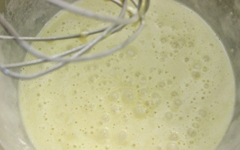 1. Этап. Воздушная шарлотка с яблоками: 2. Добавьте в тесто гашеную соду, сметану и просеянную муку. Взбивайте, чтобы оно было не только однородным, но и воздушным.