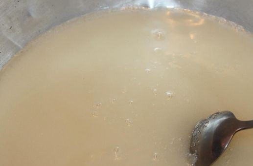 1. Этап. Варенье из клубники без закатки: 5. Постоянно помешивая, чтобы сахар хорошо растворился, доведите до кипения.