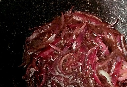 1. Этап. Луковый мармелад на красном вине: Выкладываем всё к луку. А это: вино, бальзамик, мёд, сахар, паприку, тимьян, перец чёрный молотый и соль. Перемешиваем. Доводим до кипения, уменьшим огонь на минимум, накроем крышкой и будем уваривать соус минут 45-50, периодически помешивая.