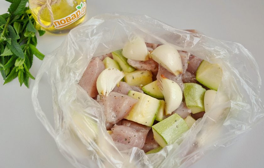 1. Этап. Куриный шашлык по-гречески с соусом: Сложите все в плотный пакет, добавьте туда орегано, уксус, соль, перец, оливковое масло. Завяжите пакет и маринуйте при комнатной температуре 30 минут. Периодически встряхивайте или переворачивайте. Замочите бамбуковые шампуры в холодной воде.