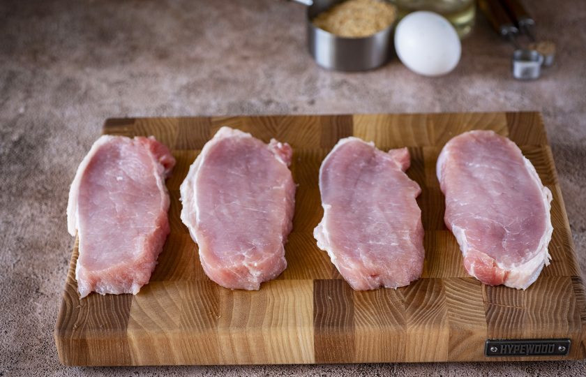 1. Этап. Котлеты отбивные из свинины: Нарежьте мясо острым ножом на ломти весом примерно в 100-120 грамм, толщиной в 1-1.5 см.