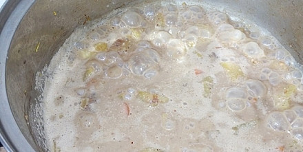 1. Этап. Необычная каша из тыквы: 4. В кастрюлю к отварной тыкве добавьте морковь и арахисовую смесь. Перемешайте все и готовьте 15 минут.