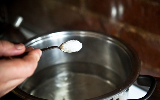 1. Этап. Макароны с котлетами: 7. Параллельно доведите до кипения воду для макарон. Подсолите её немного. Если вы хотите сделать овощную подливку, то очистите луковицу, перец и помидор от кожицы. Нарежьте все мелкими кубиками. Выложите в сотейник и поставьте на огонь.