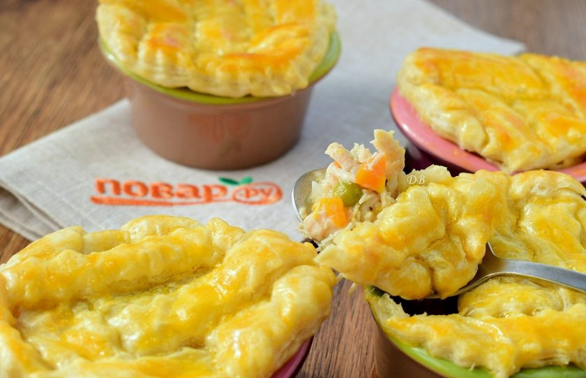 1. Этап. Куриные мини-пироги в горшочках: Немного остудите и подавайте к столу. Приятного аппетита!