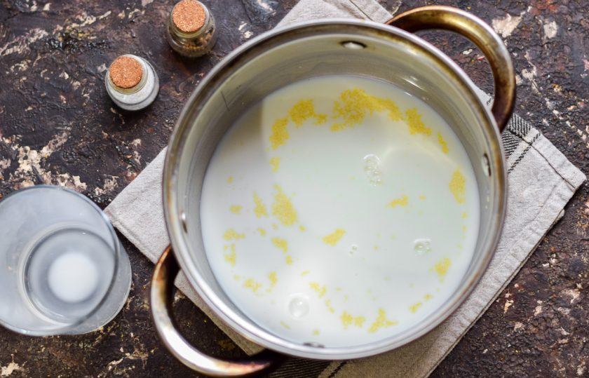 1. Этап. Кускус на молоке: Влейте в кускус теплое молоко.