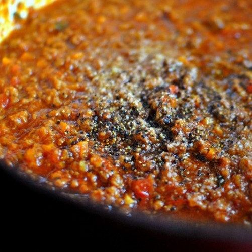 1. Этап. Болоньезе: 10. В конце готовки добавьте соль, перец, перемешайте.