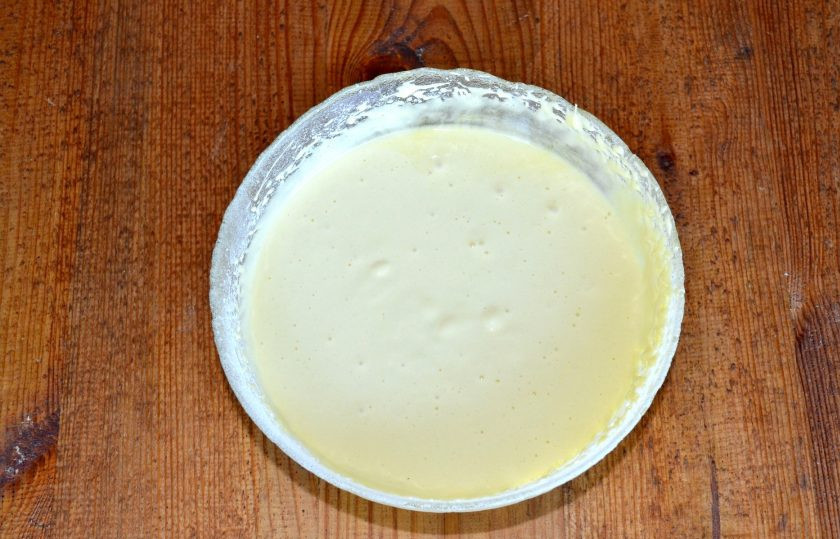 1. Этап. Торт Снежная королева: Продолжая взбивать, всыпьте просеянную муку небольшими порциями.