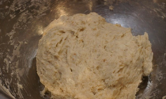 1. Этап. Тесто на кефире без дрожжей: Добавляем к кефиру муку и соль. Замешиваем тесто при помощи лопатки, поскольку оно липнет к рукам. Затягиваем миску пакетом, оставляем тесто постоять при комнатной температуре около 30-40 минут.