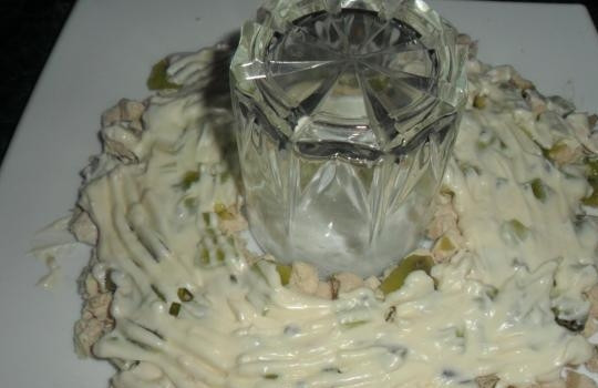 1. Этап. Салат Малахитовый браслет с киви: Смажьте слой этот слой заправкой.