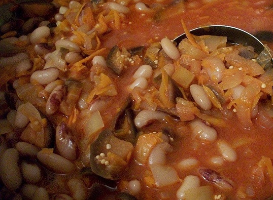 1. Этап. Салат с бобами на зиму: 9. Для аромата можно добавить лавровый лист, например. Потушите салат с бобами на зиму в домашних условиях еще минут 10. За это время подготовьте чистые и простерилизованные баночки.