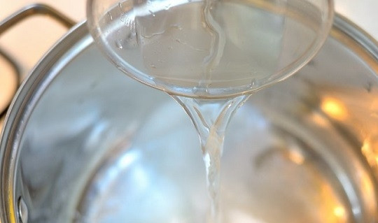 1. Этап. Клюквенная сальса: 1. В кастрюльке соедините воду и сахар.