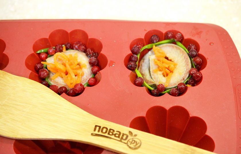 1. Этап. Сельдь в желе: 5. По краю положите ягоды клюквы.