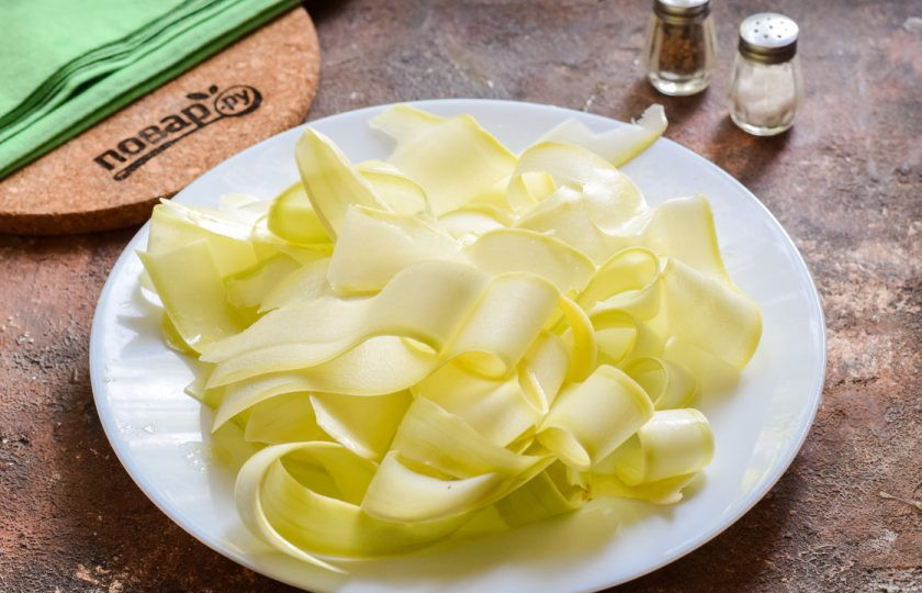 1. Этап. Лазанья из кабачков с творогом: Кабачки вымойте и просушите, натрите тонкими слайсами.