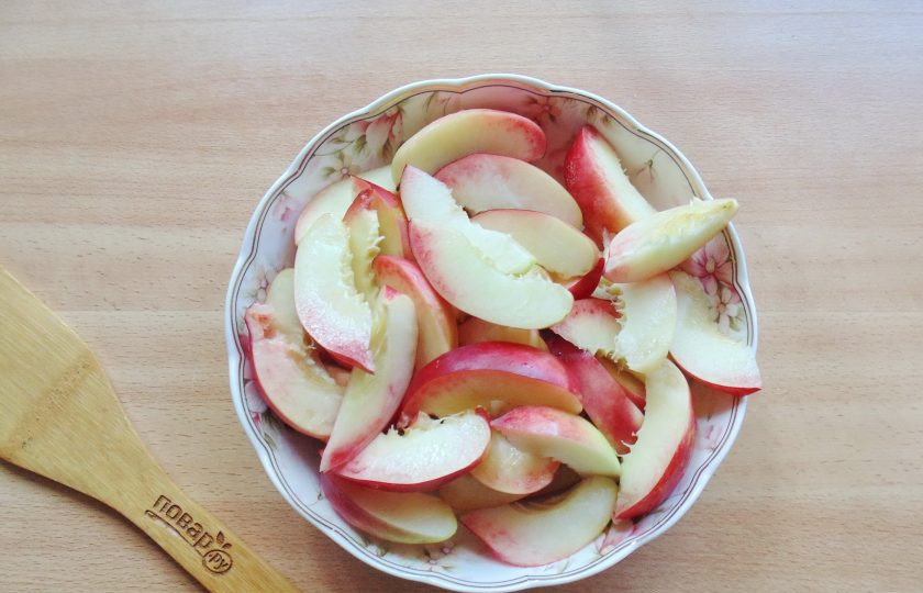 1. Этап. Варенье из нектаринов и персиков: Нектарины помойте, удалите косточки и нарежьте дольками.