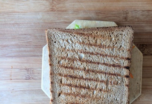 1. Этап. Большой сэндвич для всей семьи: Придавливаем третьим ломтем подсушенного хлебного тоста.