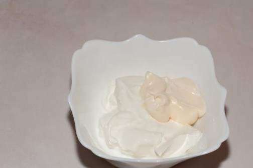 1. Этап. Чесночно-сметанный соус: 3. Добавить к ней немного майонеза. Впрочем, этот ингредиент можно и пропустить. Он придает соусу небольшую соленость и слегка смягчает сметанный вкус.