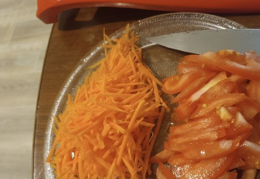 1. Этап. Яичная лапша с кальмаром и овощами: Морковь натрём на тёрке для корейской моркови (блюдо всё таки азиатское). Помидор стараемся нарезать соломкой (хоть это и сложно).