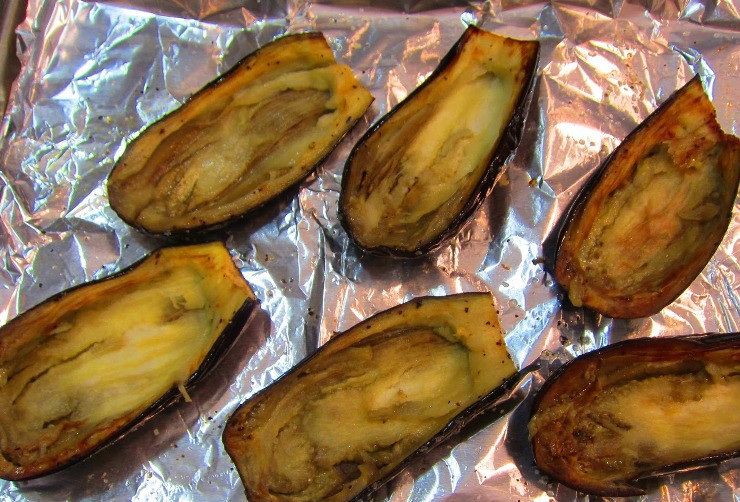 1. Этап. Баклажаны, фаршированные фаршем, в духовке: Когда запеченные баклажаны немного остынут, аккуратно при помощи ложки достаем из них мякоть. Нарезаем мякоть мелко, смешиваем ее с фаршем.