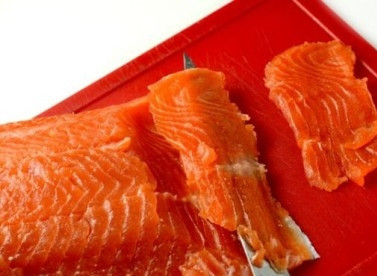 1. Этап. Форель слабосоленая: Рыбка готова. Нарезаем тонкими ломтиками и подаем к столу. Оставшуюся просоленную рыбу извлекаем из рассола, можно отправить её на хранение в морозильную камеру.