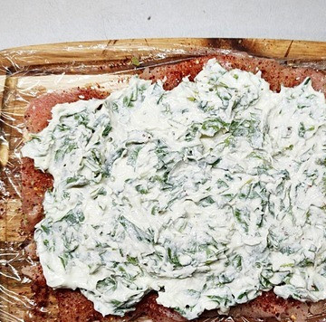 1. Этап. Сырно-шпинатная курица: На мясо выложить ровным слоем шпинатно-сырную смесь.