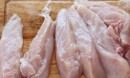 1. Этап. Куриный шашлык в томатном соусе: Куриное филе хорошо промываем проточной водой, высушиваем и нарезаем полосками.